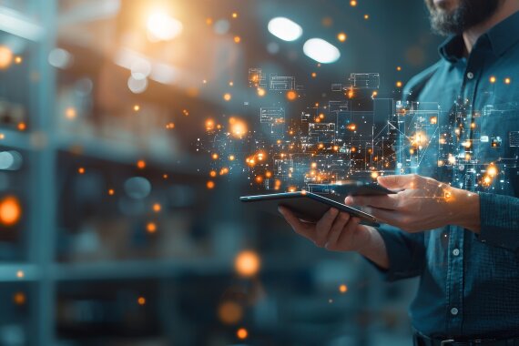 Person hält Tablet in der Hand und ist dabei Daten zu verarbeiten, die zu Innovation und Transformation im Unternehmen verhelfen.