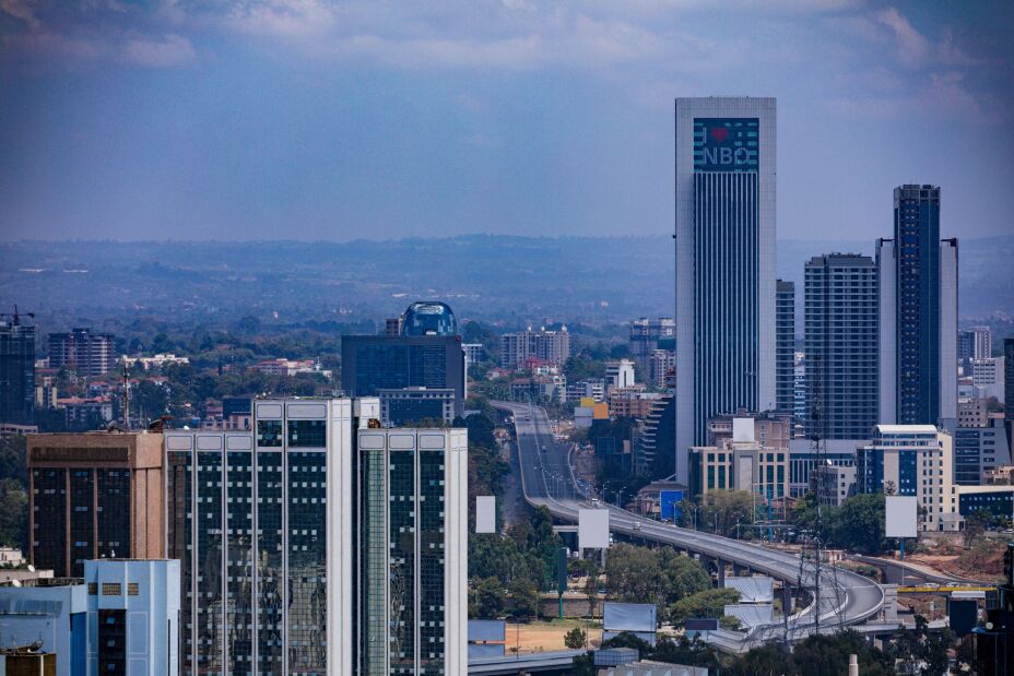 Die Skyline von Nairobi strahlt bei Nacht.