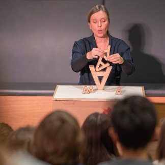 Frau stapelt Buchstaben