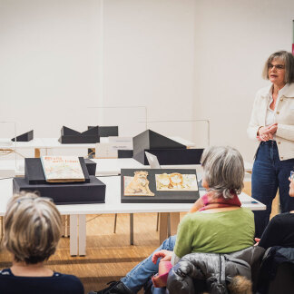 Frau Dr. Sauer präsentiert Herzensstücke