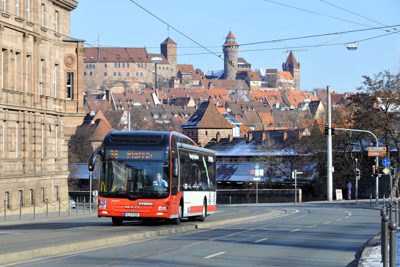 Hybridbus fährt entlang des Spittlertorgrabens, im Hintergrund sieht man die Burg., Bild © Peter Roggenthin / VAG