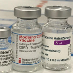 Impfstoffflaschen mit Impfstoff von Biontech, Moderna und Astrazeneca.