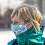 Frau mit einer Maske im Winter.
