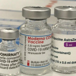 Impfstoffflaschen mit Impfstoff von Biontech, Moderna und Astrazeneca.