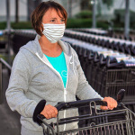 Frau mit Mundschutz beim Einkaufen