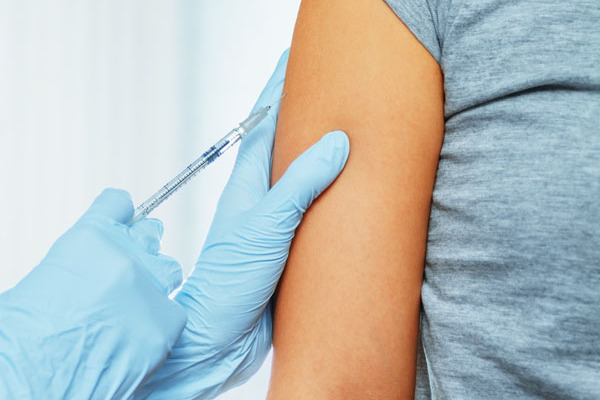 Impfung in den Oberarm