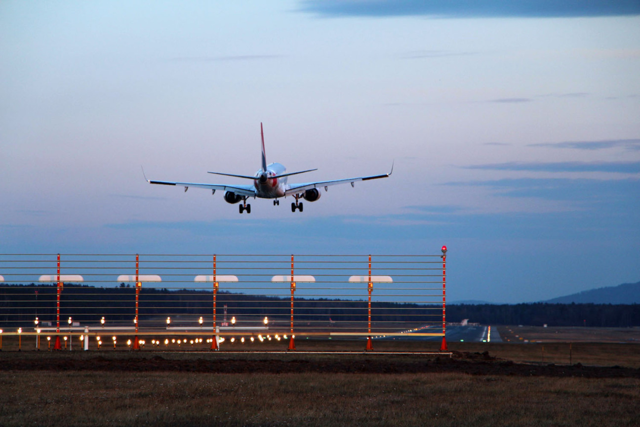 Ein Flugzeug hebt in der Dämmerung am Flughafen Nürnberg ab., Bild © Airport Nürnberg