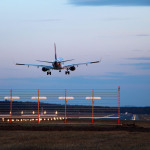 Ein Flugzeug hebt in der Dämmerung am Flughafen Nürnberg ab.