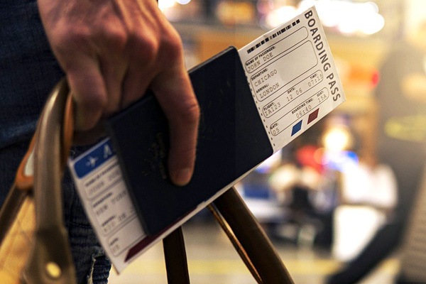Mann mit Boardingpass am Flughafen.