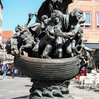 Das Narrenschiff aus dem Jahr 1987 stammt wie das Ehekarussell von Jürgen Weber. Die Bronzeskulptur bezieht sich auf ein gleichnamiges Gedicht aus dem Jahr 1494.
