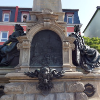 Der Brunnen ist ein typischer Vertreter des Denkmalbrunnens des 19. Jahrhunderts