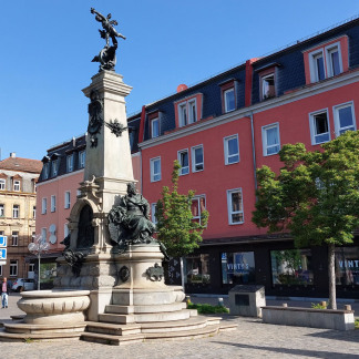 Das Ludwig-Eisenbahn-Denkmal in Gostenhof wurde 1890 enthüllt.