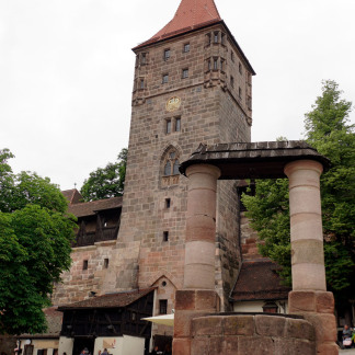 Ziehbrunnen am Tiergärtnertorplatz, nach Entdeckung des Schachts bei Bauarbeiten 1979 rekonstruiert.