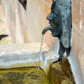 Hieserleinbrunnen am Unschlittplatz, 14. Jh., ältester Röhrenbrunnen Nürnbergs, Original im GNM, Kopie von 1974.