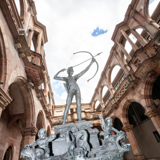 Der Apollo-Brunnen von 1532 stand ursprünglich am Herrenschießhaus und wurde 1959 im Hof des Pellerhauses aufgestellt. Das Original befindet sich heute im Stadtmuseum Fembo-Haus.