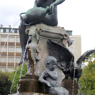 Der Nymphenbrunnen auf dem Aufseßplatz, 1895, ist eine Stiftung von Maximilian Brust, Besitzer der Vereinigten Fränkischen Schuhfabriken.