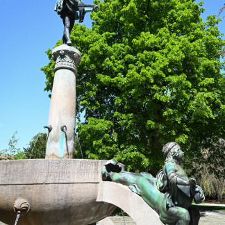 Der im Jugendstil gestaltete Minnesängerbrunnen im Rosenaupark ist eine Stiftung von Babette Bach und stammt aus dem Jahr 1905.