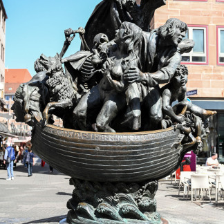 Das Narrenschiff aus dem Jahr 1987 stammt wie das Ehekarussell von Jürgen Weber. Die Bronzeskulptur bezieht sich auf ein gleichnamiges Gedicht aus dem Jahr 1494.