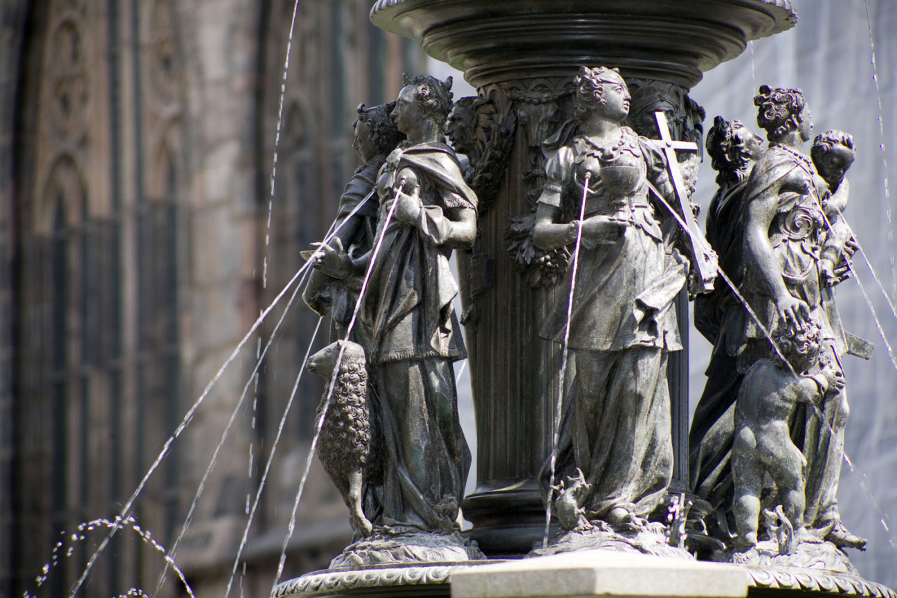 Brunnenfiguren des Tugendbrunnens vor der Lorenzkirche., Bild © Birgit Fuder / Stadt Nürnberg