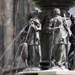 Brunnenfiguren des Tugendbrunnens vor der Lorenzkirche.