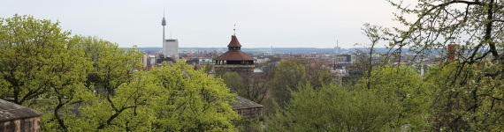 Ein Stadtturm im Frühlingsgrün