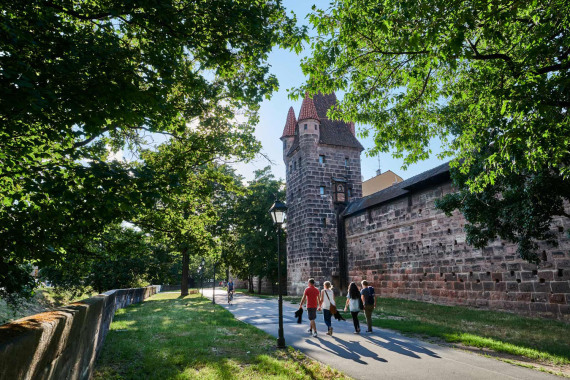 Spaziergänger im Nürnberger Stadtgraben.