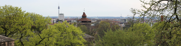 Ein Stadtturm im Frühlingsgrün