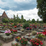 Blumengeschmückte Gräber auf dem Johannisfriedhof