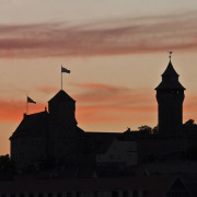 Silhouette der Burg vor Abendrot