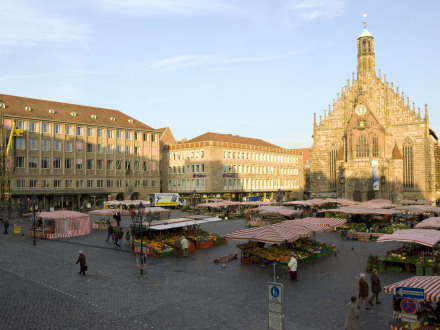 Das Bild zeigt den Haupt·markt und die Frauen·kirche in Nürnberg.