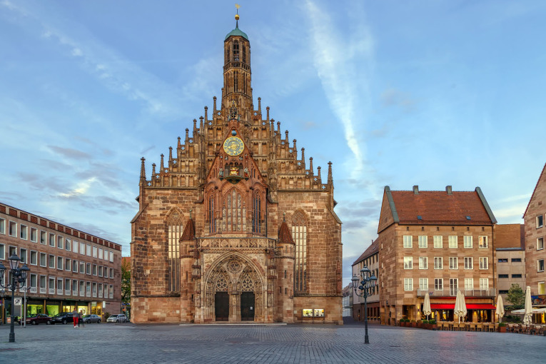 Blick auf die Fassade der Frauenkirche in Nürnberg.