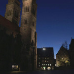 Unbeleuchtete Lorenzkirche bei Nacht.