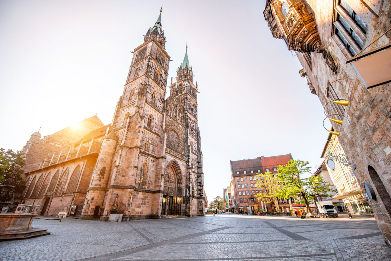 St. Lorenz und das Nassauer Haus in der Morgensonne., Bild © Ross and Helen / AdobeStock