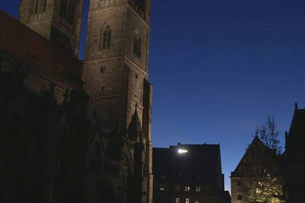 Unbeleuchtete Lorenzkirche bei Nacht.