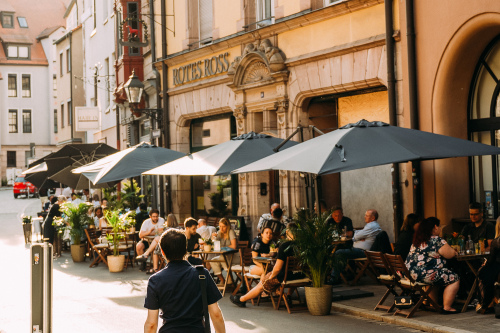 Am Weinmarkt sitzen Gäste vor einem Lokal.