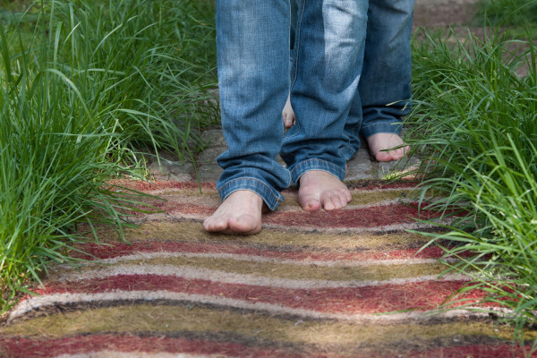 Barfußpfad auf dem Erfahrungsfeld zur Entfaltung der Sinne