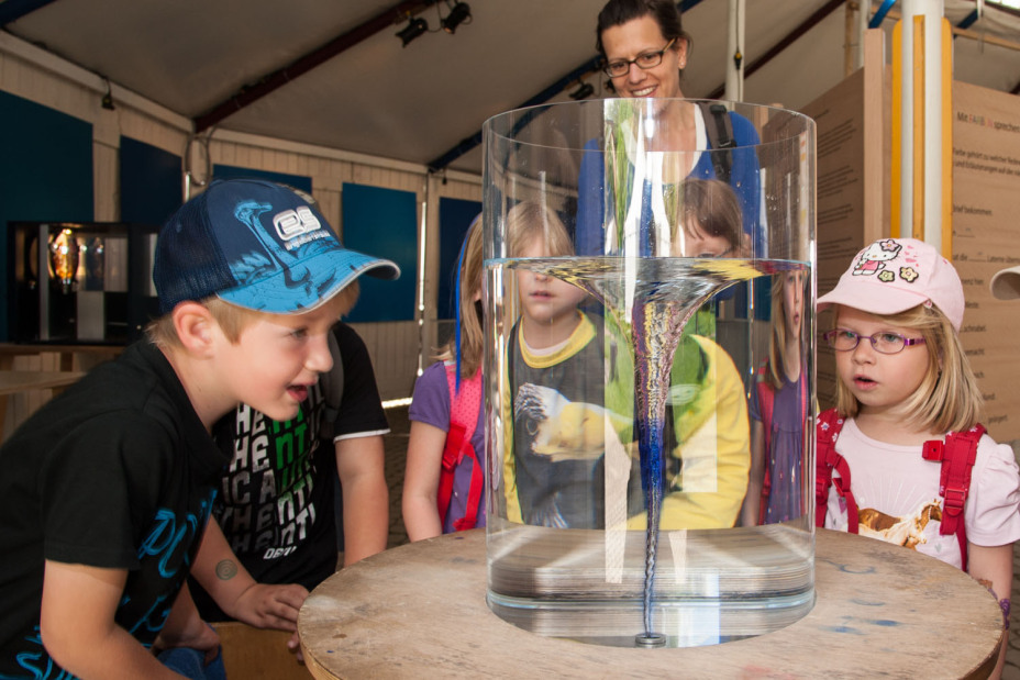 Kinder auf dem Erfahrungsfeld