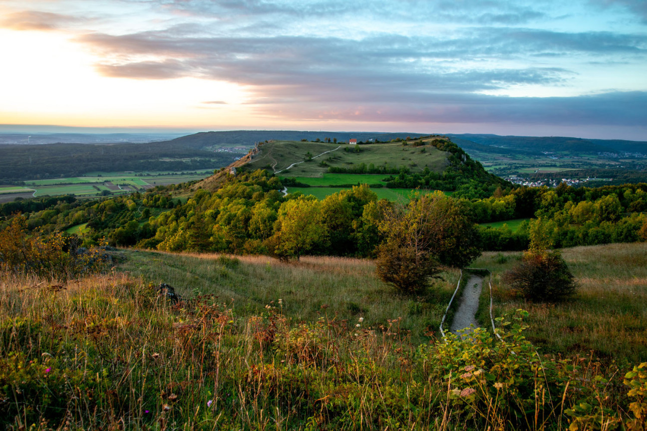 Bild © Christoph Jadanowski / AdobeStock Das Walberla in der Fränkischen Schweiz., Bild © Christoph Jadanowski / AdobeStock