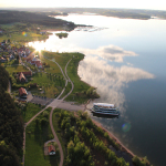 Luftaufnahme des Brombachsees mit einem Schiff.