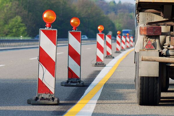 Baustelle auf einer Autobahn.