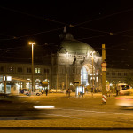 Bahnhofsplatz bei Nacht