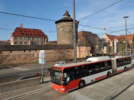 Foto vom Bahnhofs·platz. Im Hintergrund sind die Stadt·mauer und der Turm am Königs·tor.