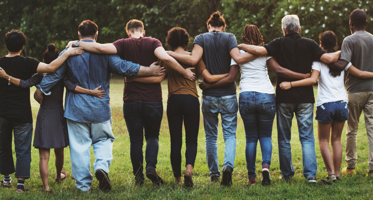 Group of friends huddle in rear view together, Bild © Rawpixel Ltd.
