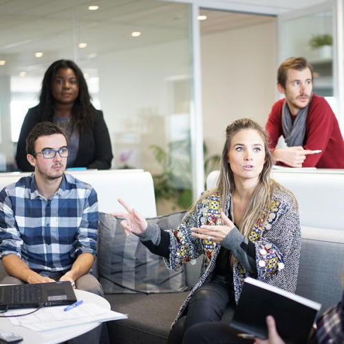 Frau erklärt Menschen um sich herum etwas © Unsplash / pixabay.com