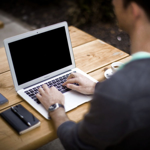 Mann arbeitet an einem Laptop. © Bild: pixabay.com