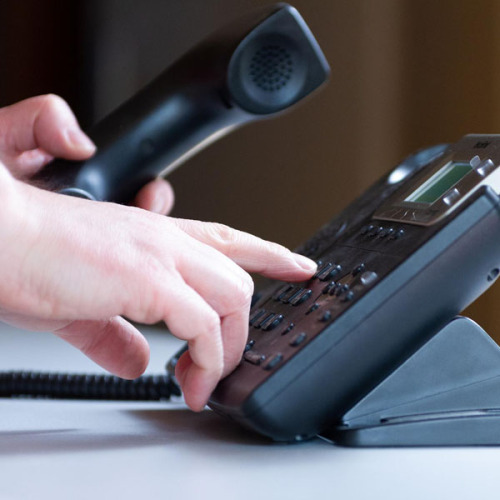 Rechte Hand wählt auf der Telefon-Tastatur, linke hält den Hörer. © Pixabay