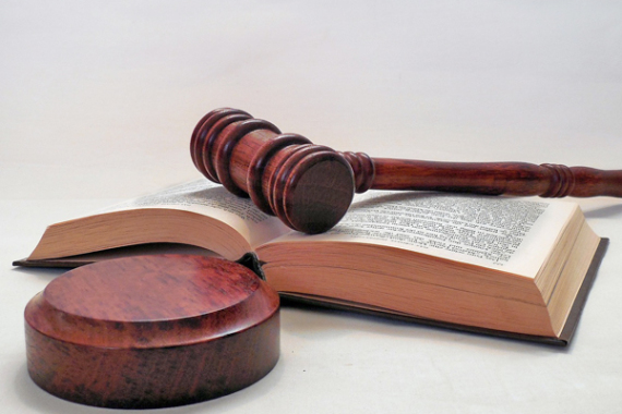 Ein Richterhammer liegt auf einem Buch