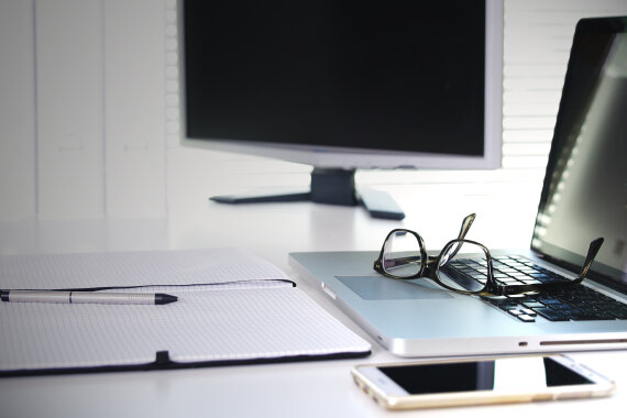 Brille vor Laptop