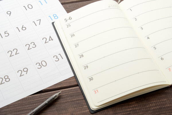 Kalender und aufgeschlagenes Kalenderbuch