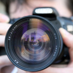 Fotograf hinter seiner Kamera.